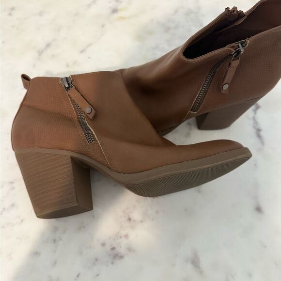 Universal Thread Shoes - Universal Thread Tan Ankle Booties with Zipper